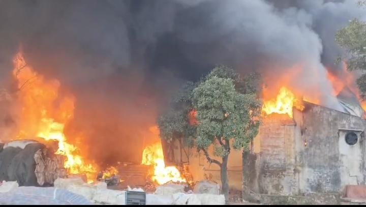 झरिया के सिंह नगर स्थित कचरा गोदाम में लगी भीषण आग, अफरा-तफरी का माहौल…