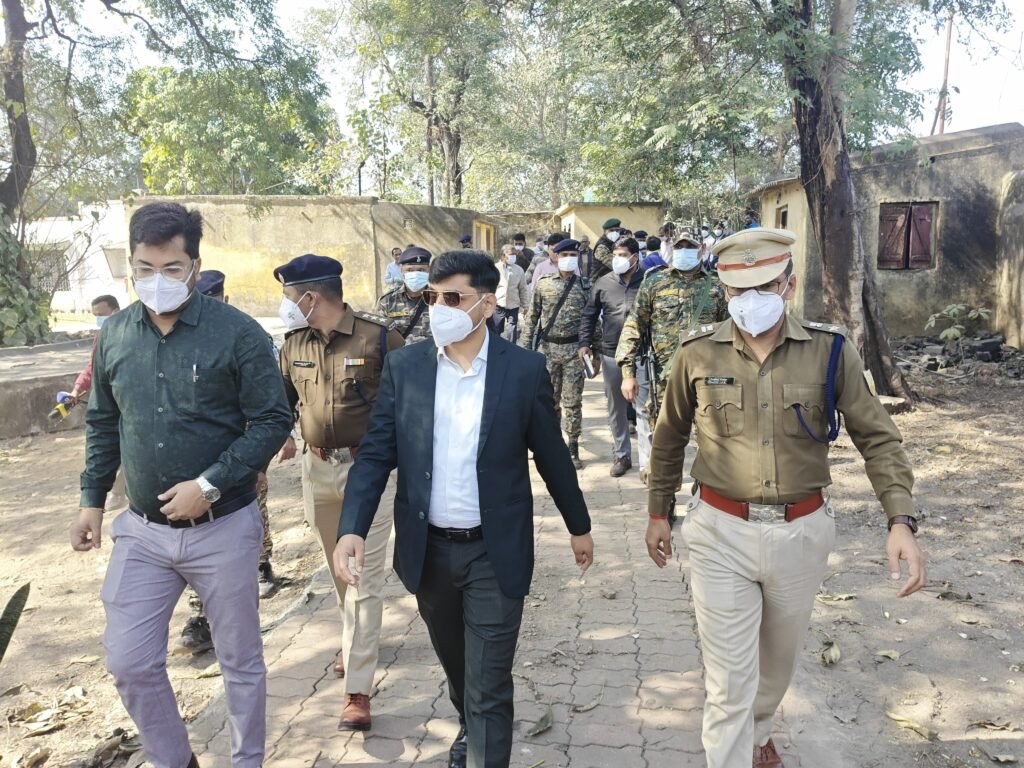 केंदुआडीह में जहरीली गैस रिसाव मामले की गंभीरता को देखते हुए उपायुक्त तथा एसएसपी ने घटना स्थल का किया निरीक्षण….