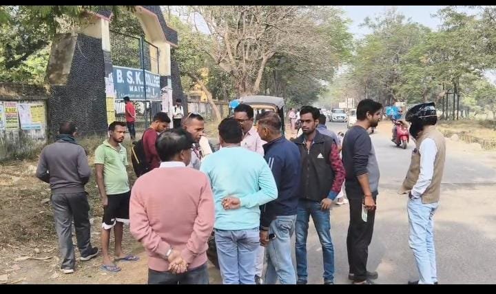 मैथन बीएसके कॉलेज समीप लगे रहे दुकानों को स्थानीय लोगो के विरोध के बाद हटाया गया…