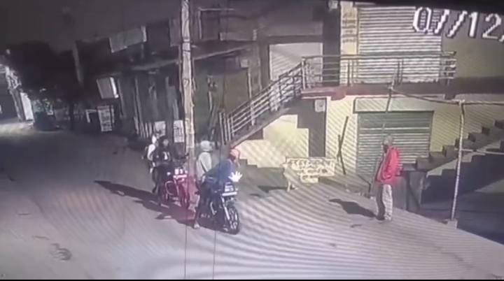 धनबाद के बरमसिया शिवपुरी नगर में दो घरों में लाखों की चोरी, 10 से 15 लाख की संपत्ति पर चोरों ने किया हाथ साफ ,सड़क पर लगे सीसीटीवी में चार संदिग्ध कैद …