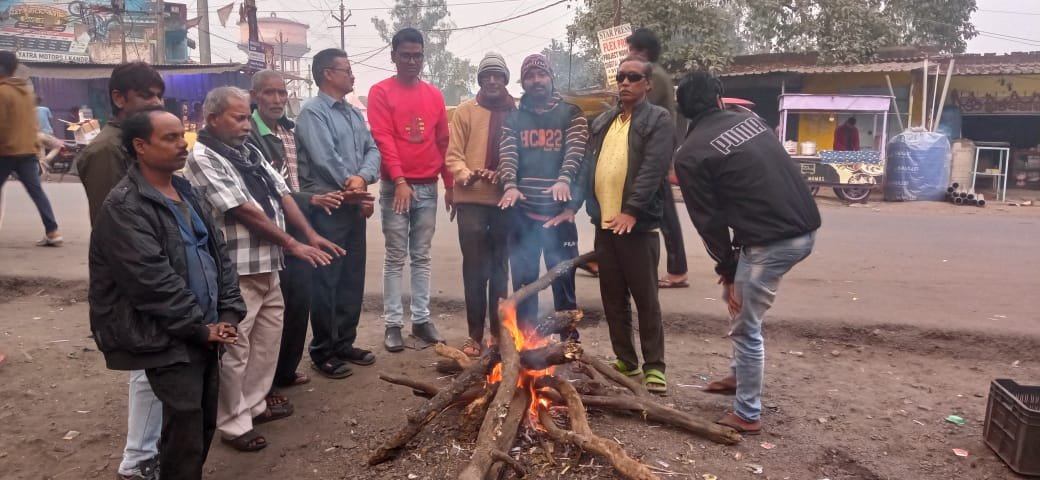 उपायुक्त के निर्देश पर चौक चौराहों पर की गई अलाव की व्यवस्था…