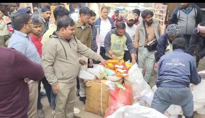 नगर निगम की टीम द्वारा छापेमारी कर पुराना बाजार से भारी मात्रा में प्रतिबंधित प्लास्टिक ज़ब्त किया गया…