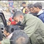 स्कूटी सवार युवती को स्कार्पियो ने मारी टक्कर बीच सड़क पर हाई वोल्टेज ड्रामा…