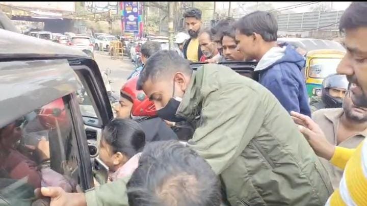 स्कूटी सवार युवती को स्कार्पियो ने मारी टक्कर बीच सड़क पर हाई वोल्टेज ड्रामा…