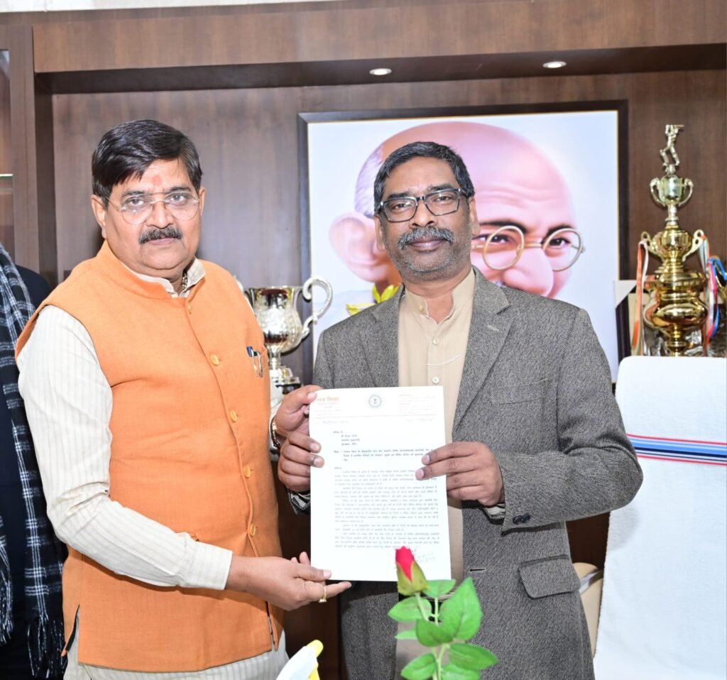 विधायक राज सिन्हा ने केंदुआडीह ज़हरीली गैस रिसाव मामले में सीएम हेमंत सोरेन को सौंपा ज्ञापन.. पीड़ित परिवार को मुआवजा दिलाने की मांग…