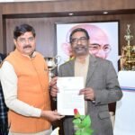 विधायक राज सिन्हा ने केंदुआडीह ज़हरीली गैस रिसाव मामले में सीएम हेमंत सोरेन को सौंपा ज्ञापन.. पीड़ित परिवार को मुआवजा दिलाने की मांग…