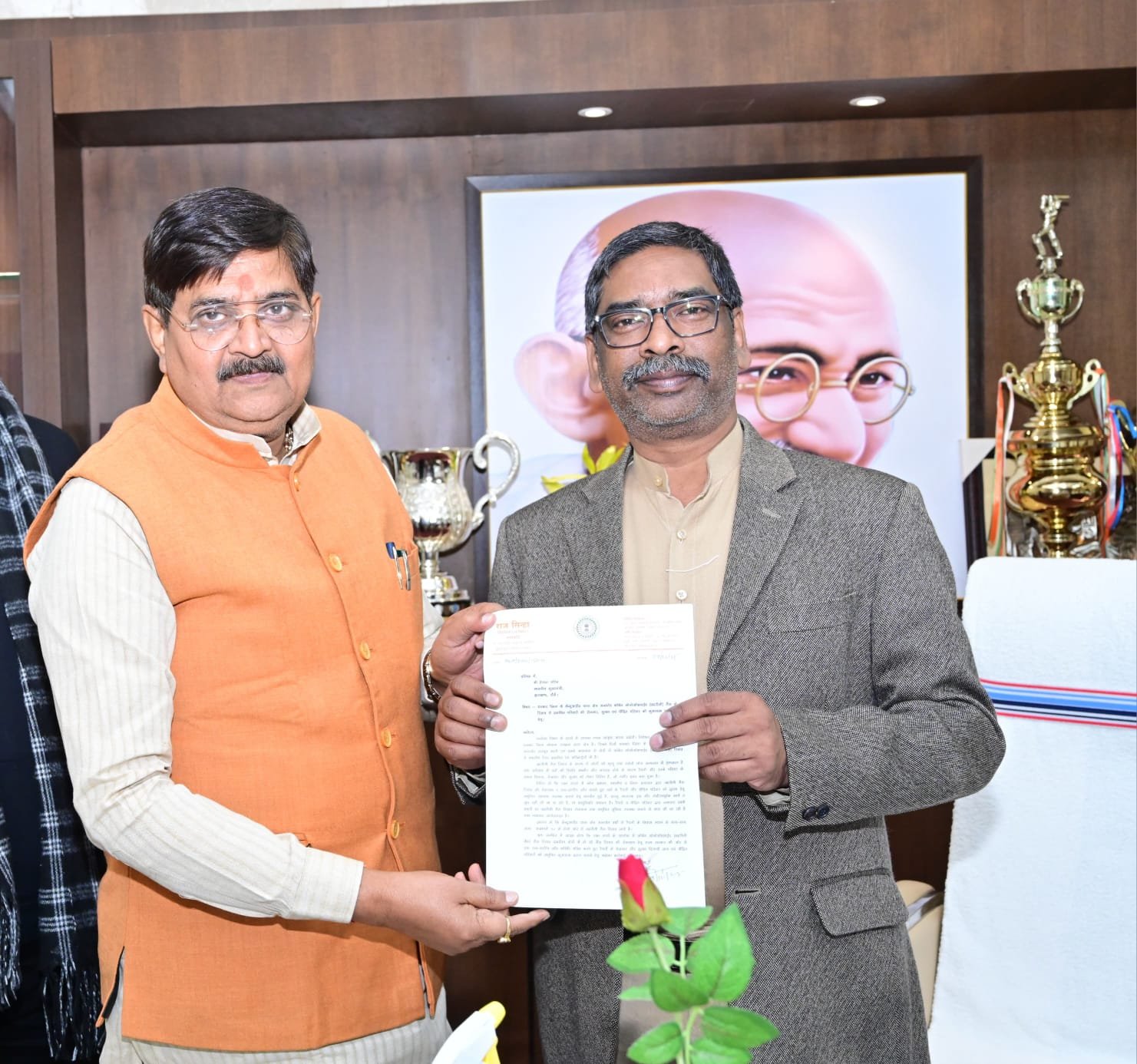 विधायक राज सिन्हा ने केंदुआडीह ज़हरीली गैस रिसाव मामले में सीएम हेमंत सोरेन को सौंपा ज्ञापन.. पीड़ित परिवार को मुआवजा दिलाने की मांग…