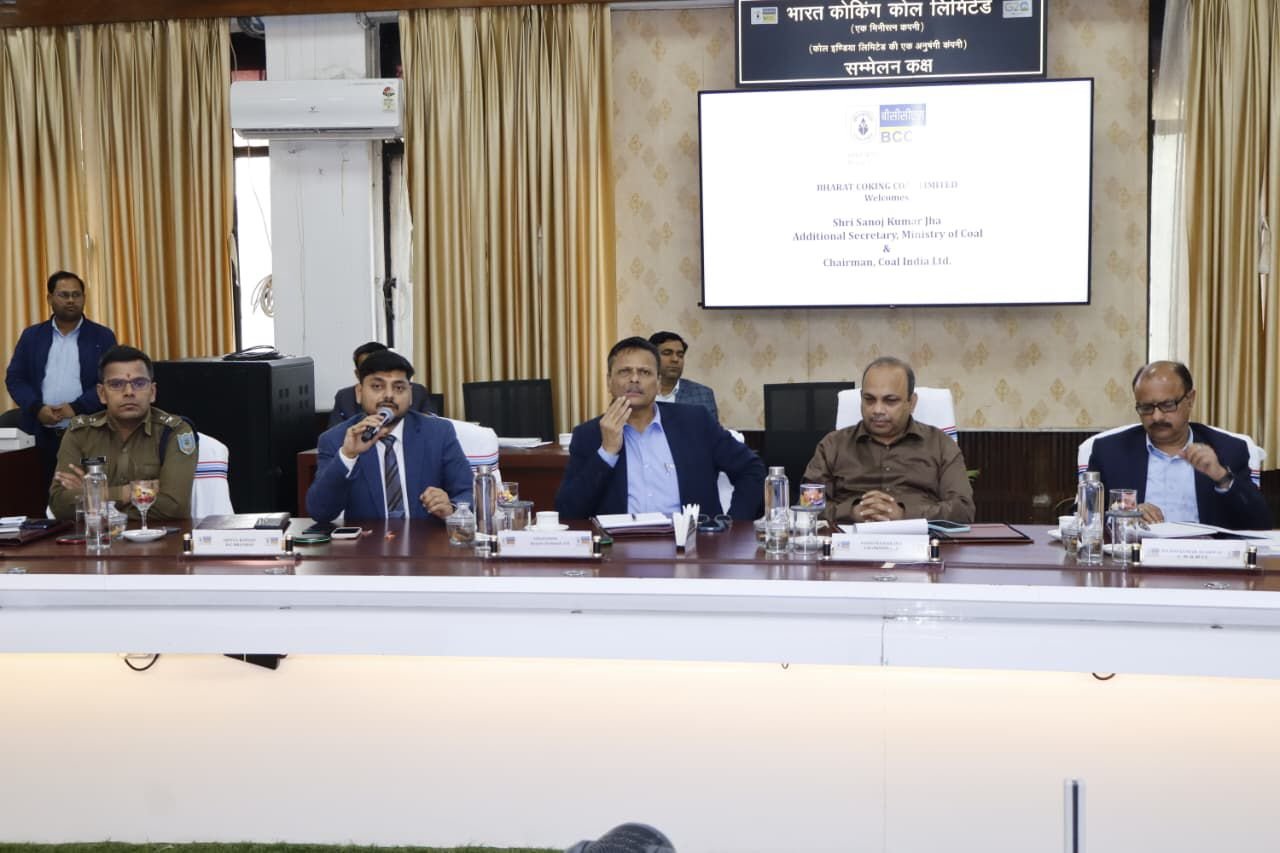 उपायुक्त एवं वरीय पुलिस अधीक्षक द्वारा कोल इंडिया के चेयरमैन का किया स्वागत..केंदुआडीह गैस रिसाव स्थिति पर हुई विस्तृत समीक्षा…