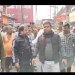 धनबाद नगर निगम दूसरे दिन अतिक्रमण हटाने हीरापुर पार्क मार्केट रोड पहुंची चैंबर के लोगों ने किया विरोध…