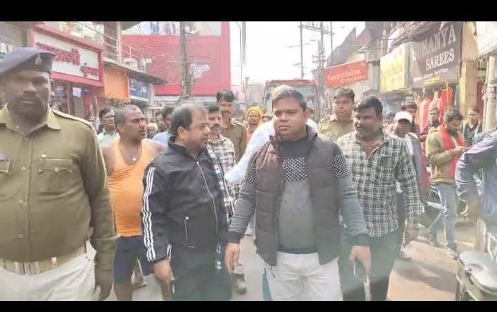 धनबाद नगर निगम दूसरे दिन अतिक्रमण हटाने हीरापुर पार्क मार्केट रोड पहुंची चैंबर के लोगों ने किया विरोध…