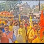 जयकारों से गूंजा सरायढेला ‘हर के आँगन में हरि कथा’ का भव्य शुभारंभ, कलश यात्रा में उमड़ा आस्था का जनसैलाब…