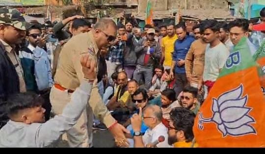 सुवेंदु अधिकारी के दौरे से पहले जामुड़िया में बवाल, बालू ट्रक की टक्कर से भाजपा कर्मी की मौत, सड़क जाम…