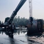 बरवाअड्डा में बड़ा हादसा टला, पांडूकी मोड़ पर रिफाइंड तेल से भरा टैंकर पलटा…