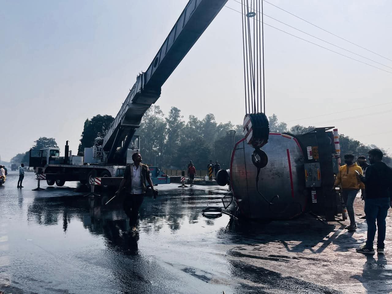 बरवाअड्डा में बड़ा हादसा टला, पांडूकी मोड़ पर रिफाइंड तेल से भरा टैंकर पलटा…