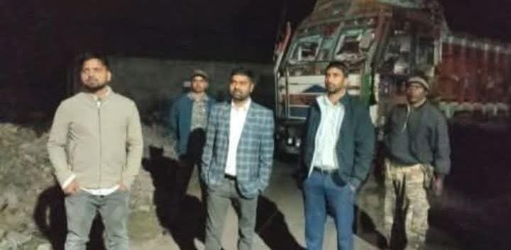 चिरकुंडा में चल रहा था अवैध बालू का कारोबार, खनन विभाग की टीम ने छापेमारी कर किया उजागर…