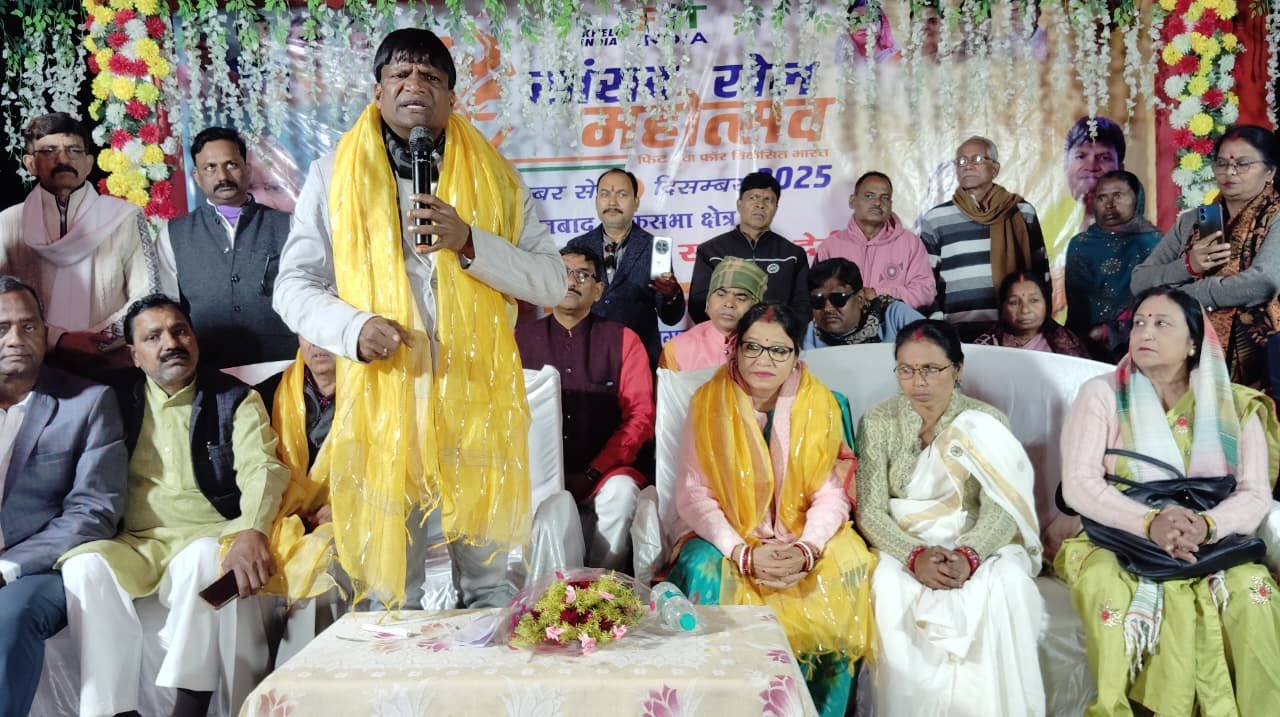 सिंदरी डोमगढ में आयोजित फुटबॉल प्रतियोगिता का भव्य समापन समारोह संपन्न हुआ मुख्य अतिथि के रूप में उपस्थित हुए धनबाद के सांसद ढुल्लू महतो…