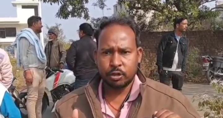 धनबाद में भू-माफियाओं के खिलाफ फूटा ग्रामीणों का गुस्सा, पुलिस की मौजूदगी में तोड़ा बाउंड्री…