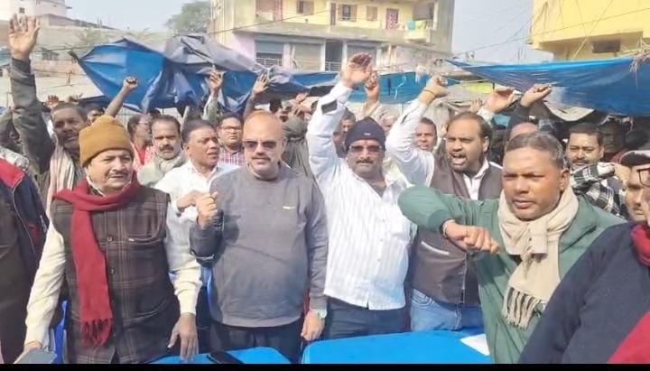 जमीन विवाद में पुराना बाजार सब्जी मंडी में आज एक दिन की बंदी, सब्जी, मीट मछली मुर्गा सभी चीजें हैं आज बंद…