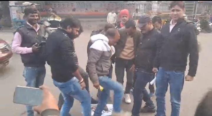 धनबाद में बांग्लादेशी हिंदुओं पर अत्याचार के विरोध में आक्रोश मार्च, पुतला दहन…..