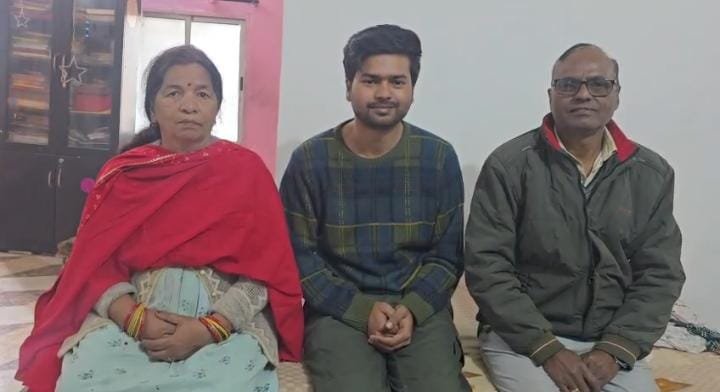 पाथरडीह के साकेत कुमार सिन्हा ने IES 2025 में रचा इतिहास, ऑल इंडिया रैंक 31 हासिल कर बढ़ाया जिले का मान…