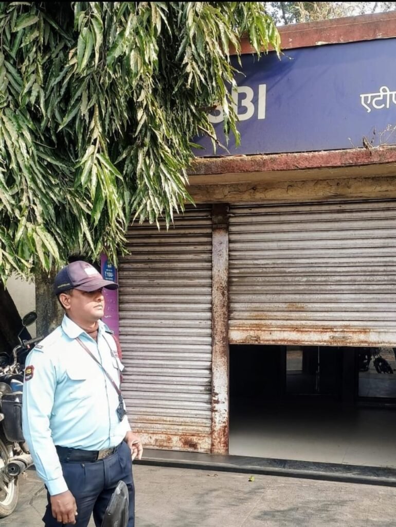 बिजली के अभाव में एक हफ्ते से बंद है एसबीआई का ATM…