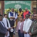 धनबाद के सबसे बड़े सरकारी अस्पताल SNMMCH में केक काट कर मनाई गई शहीद निर्मल महतो की जयंती…