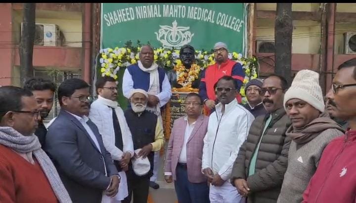 धनबाद के सबसे बड़े सरकारी अस्पताल SNMMCH में केक काट कर मनाई गई शहीद निर्मल महतो की जयंती…
