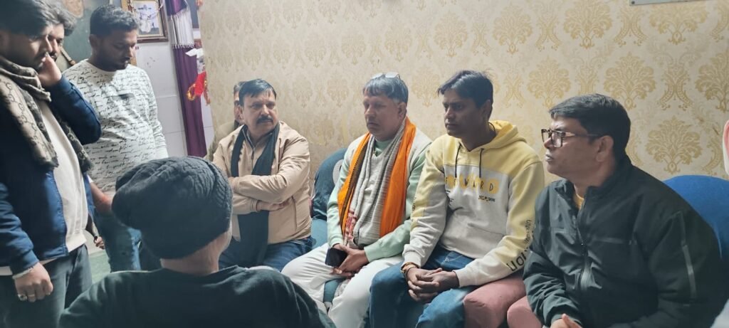 जामताड़ा में दिनदहाड़े ज्वेलरी लूटकांड: पूर्व मंत्री रणधीर सिंह ने घटनास्थल पहुंचकर प्रशासन पर साधा निशाना…