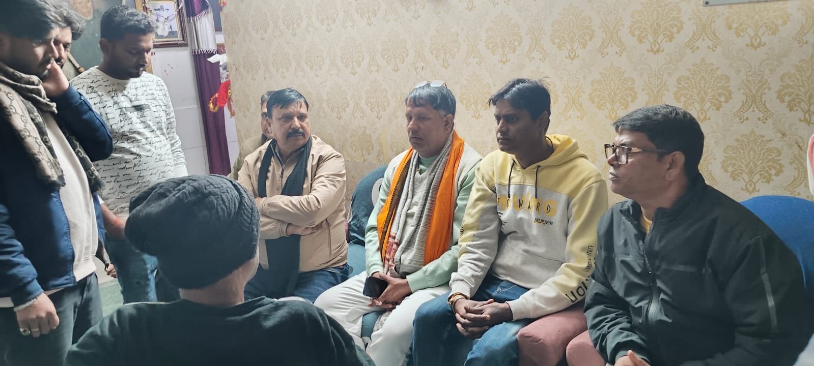 जामताड़ा में दिनदहाड़े ज्वेलरी लूटकांड: पूर्व मंत्री रणधीर सिंह ने घटनास्थल पहुंचकर प्रशासन पर साधा निशाना…