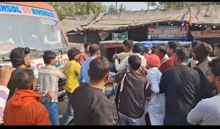 आसनसोल मे टोटो और ऑटो चालक मे हिंसक झड़प जमकर चले लात घुसे सिग्नल पर पास नही देने के कारन शुरू हुआ था झमेला…