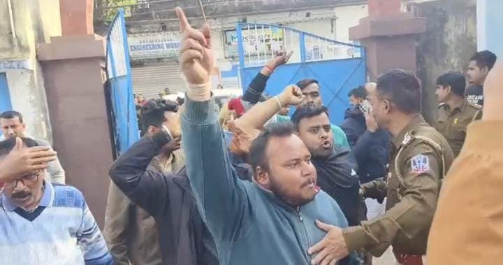 मोनिमाला गर्ल्स स्कुल मे चल रही ईआरओ की हेयरिंग के दौरान हंगामा…