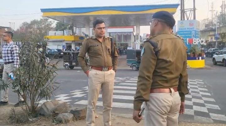 धनबाद में सड़क सुरक्षा को लेकर SSP स्वयं सड़क पर उतरे, डेढ़ दर्जन वाहन जब्त..मेमको मोड़ पर गलत दिशा में चल रहे कार, स्कूल बस, टेम्पो व दोपहिया वाहनों पर कार्रवाई…