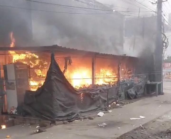 फल विक्रेता की दुकान में लगी आग, लाखों की संपत्ति जलकर खाक…