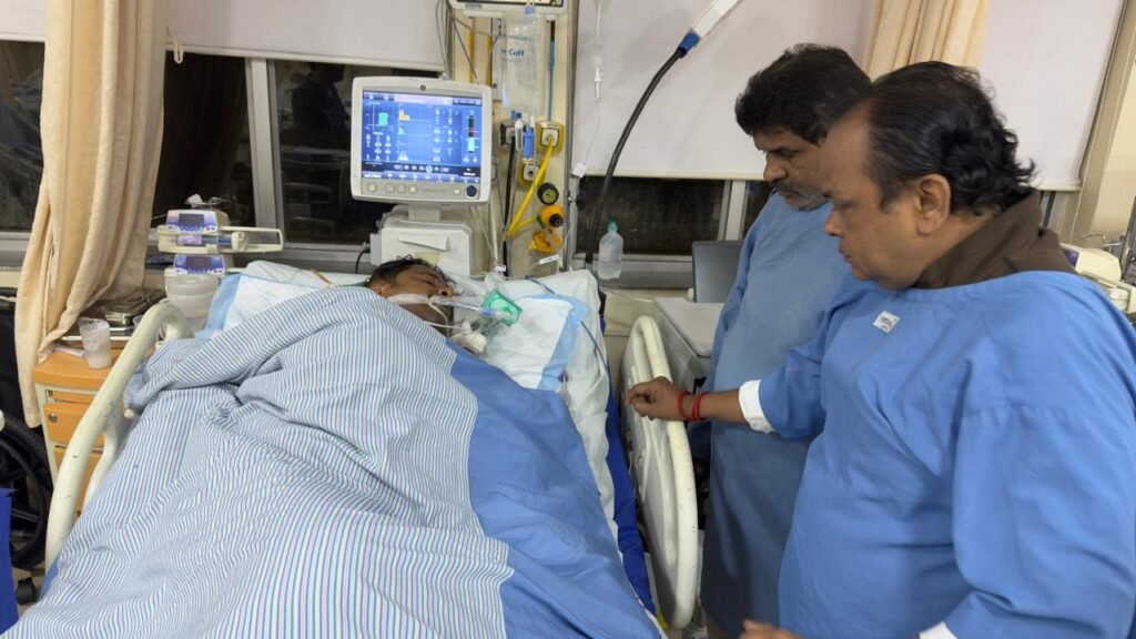 मंत्री जी, मुझे बचा लीजिए…” — गोली से घायल अमन बर्मन से मिलने दुर्गापुर पहुंचे स्वास्थ्य मंत्री डॉ. इरफान अंसारी…