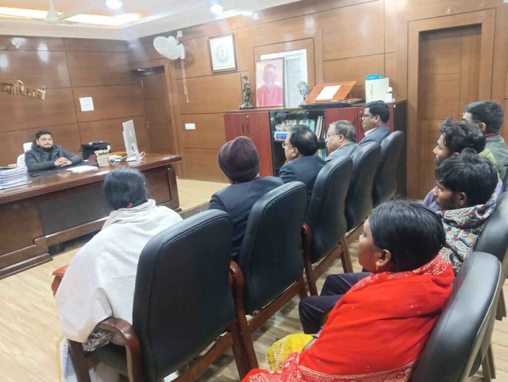 उपायुक्त ने की अस्पताल से चोरी हुए नवजात शिशु के पिताजी से मुलाकात…