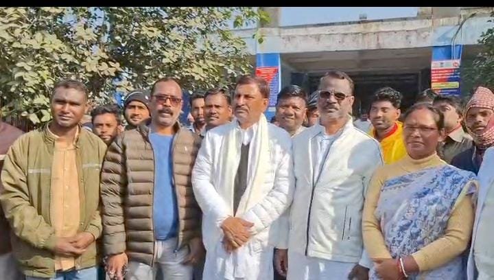 झारखंड मुक्ति मोर्चा के नेताओं ने अस्पताल से बच्चा सकुशल बरामद करने के बाद पुलिस और मीडिया को दिया धन्यवाद…