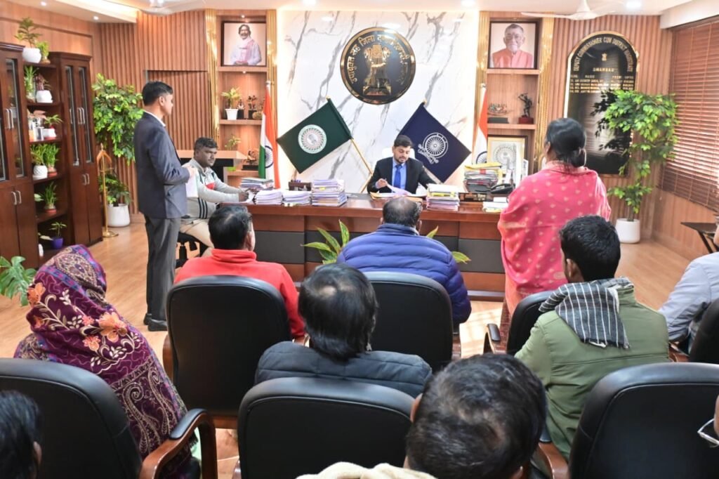 उपायुक्त ने सुनी आम जनों की शिकायतें…