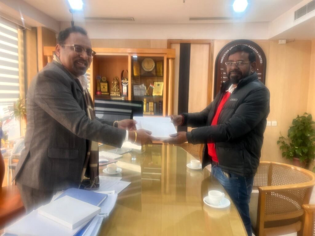 सिंदरी विधानसभा में बेहतर चिकित्सा व ग्रामीण विकास को लेकर हर्ल के एमडी से मिले विधायक चन्द्रदेव महतो…