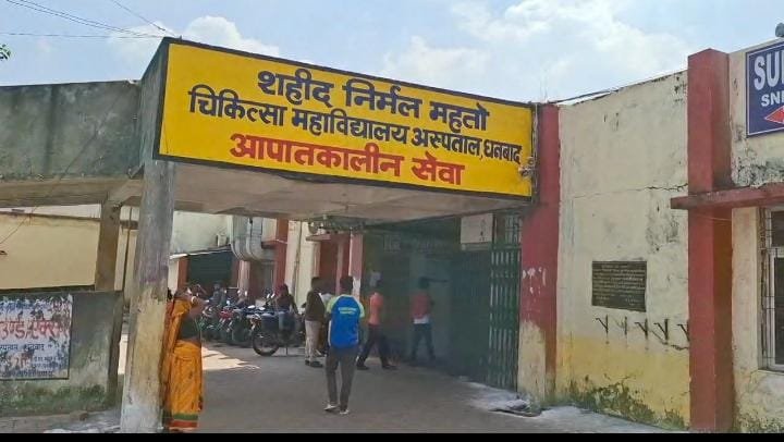 गोविंदपुर जा रही पिकअप वैन की ट्रक से भीषण टक्कर, तीन लोग गंभीर रूप से घायल…