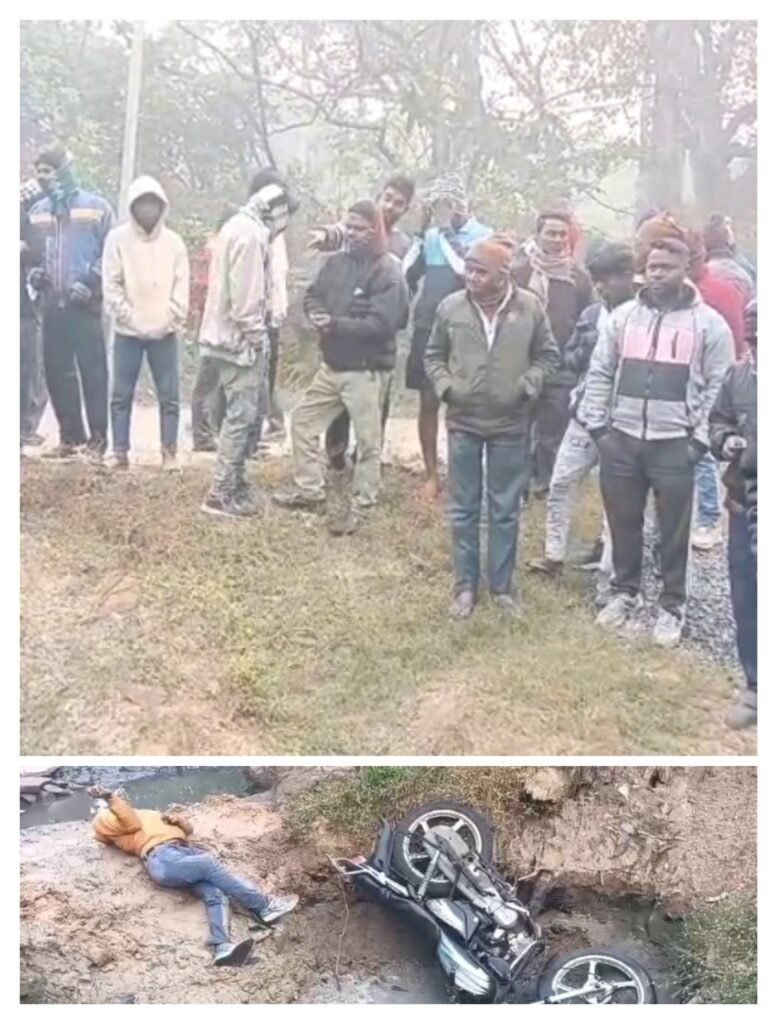 गड्ढे में गिरने से बाइक सवार युवक की घटनास्थल पर हुई मौत..