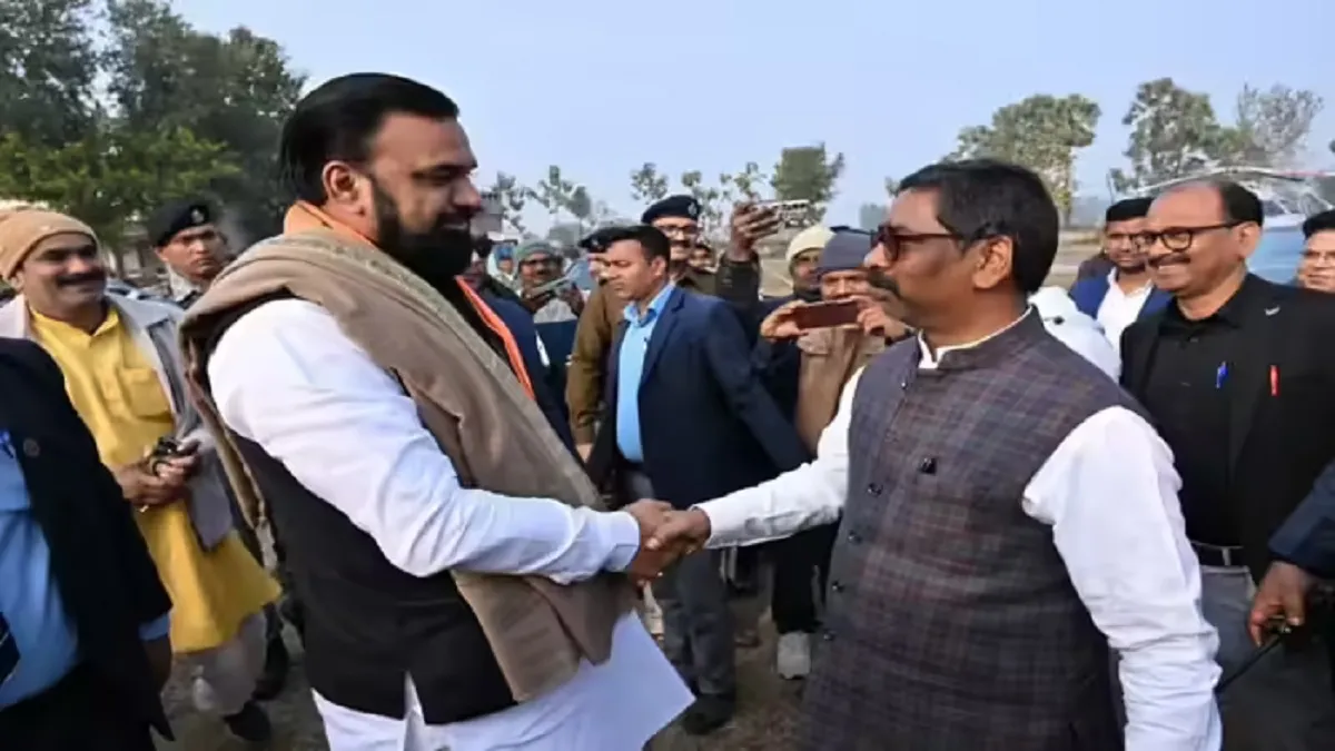 बिहार के डिप्टी सीएम और झारखंड के सीएम ने थामा एक-दूसरे का हाथ..आखिर क्या हुई बात ?