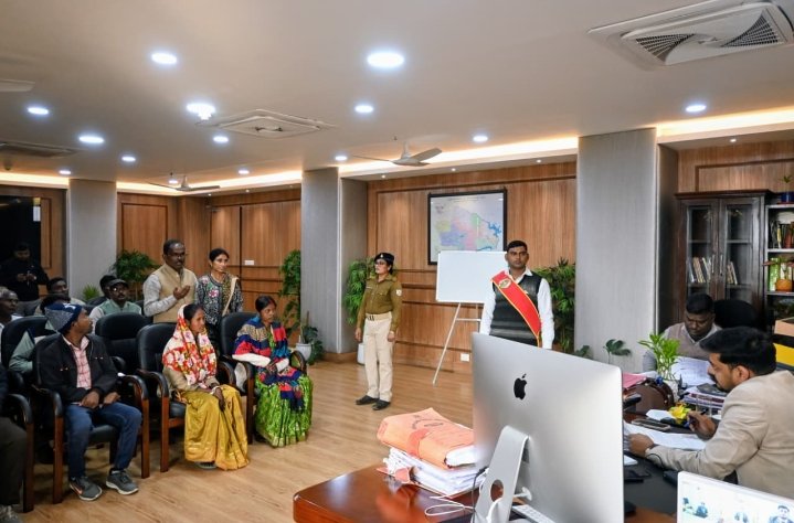 उपायुक्त सह दंडाधिकारी ने लगाया जनता दरवार,गोमो लोको बाजार के सामूहिक रास्ते से अतिक्रमण दूर करने की लोगों ने लगाई गुहार..