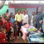 निरसा एसडीपीओ एवं जिप सदस्य ने संयुक्त रूप से बच्चो के बीच स्कूली किट सामग्री का किया वितरण..