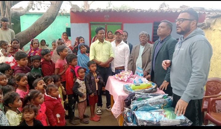 निरसा एसडीपीओ एवं जिप सदस्य ने संयुक्त रूप से बच्चो के बीच स्कूली किट सामग्री का किया वितरण..
