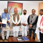 जदयू प्रदेश अध्यक्ष के नेतृत्व में प्रतिनिधि मंडल रेल मंत्री से मिलकर सौपा ज्ञापन..