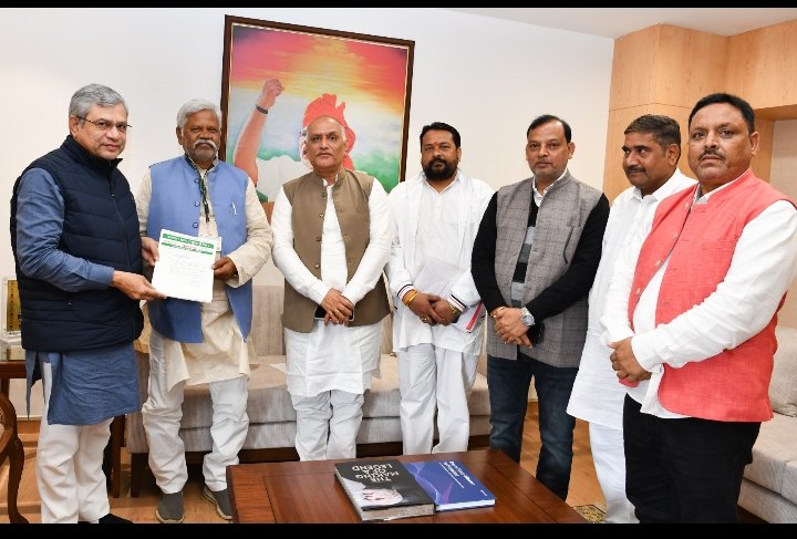 जदयू प्रदेश अध्यक्ष के नेतृत्व में प्रतिनिधि मंडल रेल मंत्री से मिलकर सौपा ज्ञापन..