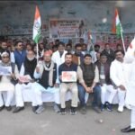 मोदी सरकार महात्मा गांधी के नाम को मिटाना चाहती है । राष्ट्पिता लोगों के दिल में है- जिलाध्यक्ष संतोष