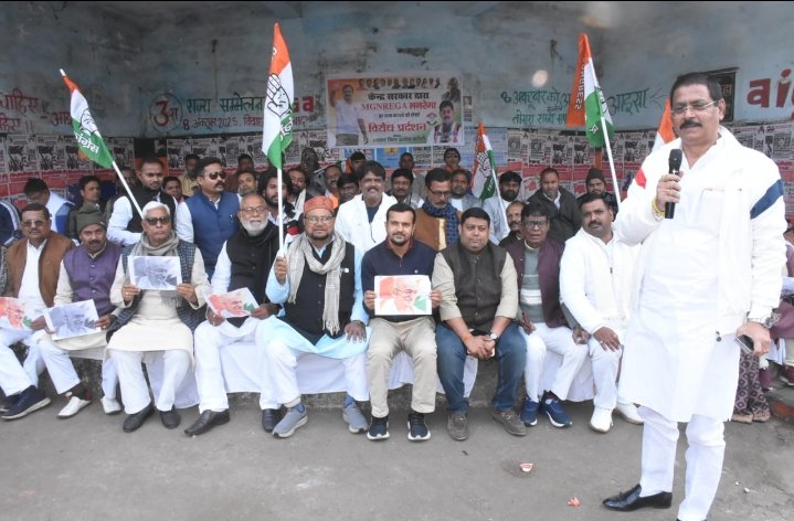 मोदी सरकार महात्मा गांधी के नाम को मिटाना चाहती है । राष्ट्पिता लोगों के दिल में है- जिलाध्यक्ष संतोष