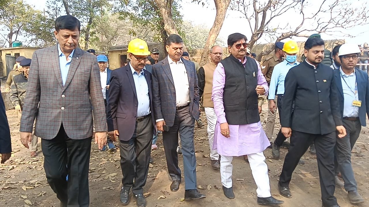 केंदुआडीह गैस रिसाव मामले में उच्चस्तरीय निरीक्षण, मुख्य सचिव, प्रभारी डीजीपी व बीसीसीएल सीएमडी पहुंचे मौके पर…