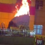 धनबाद स्टेशन के बाहर रेलवे शो-पीस में लगी भीषण आग, दमकल की तत्परता से टली बड़ी घटना….